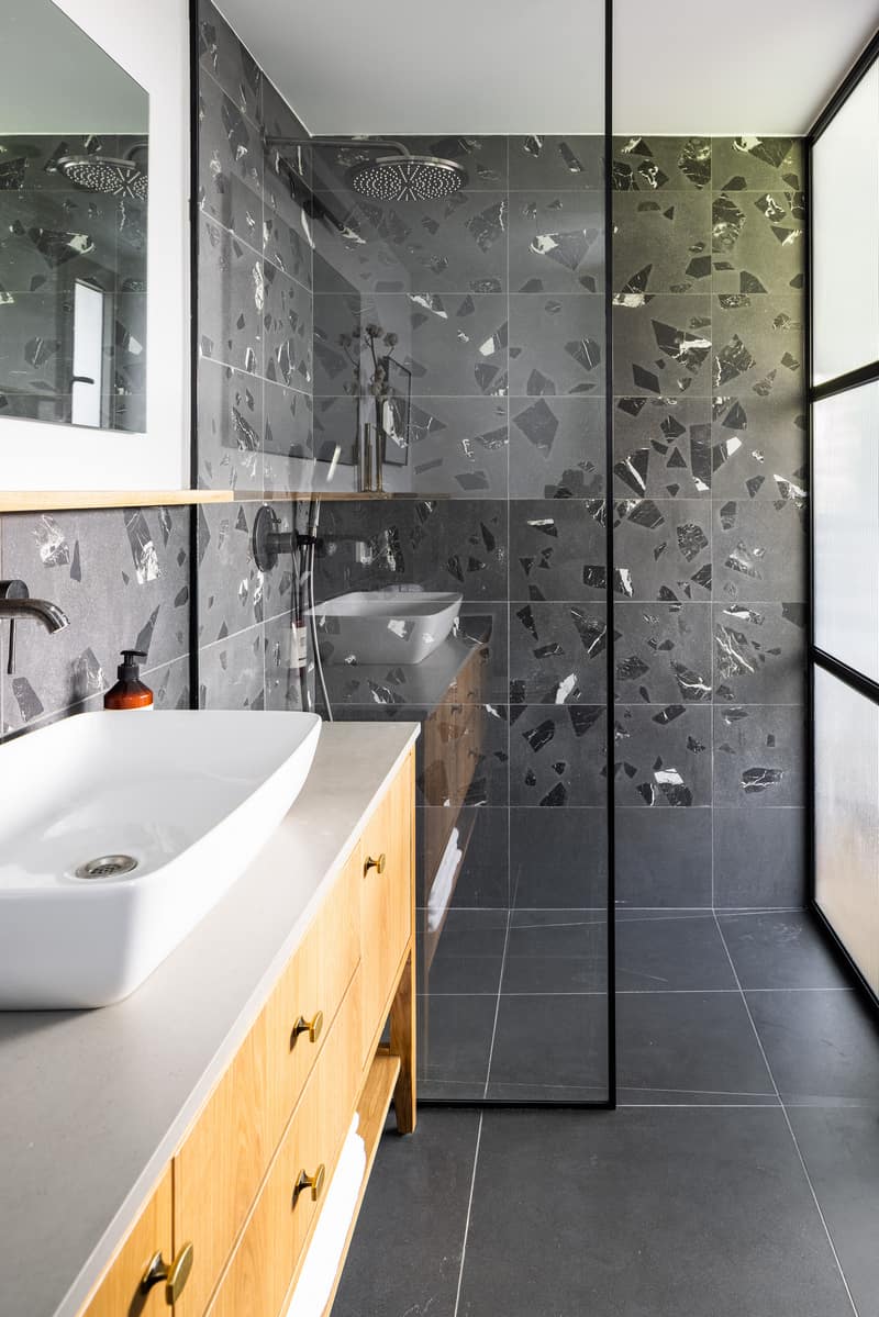 חדר רחצה עם אריחים כהים