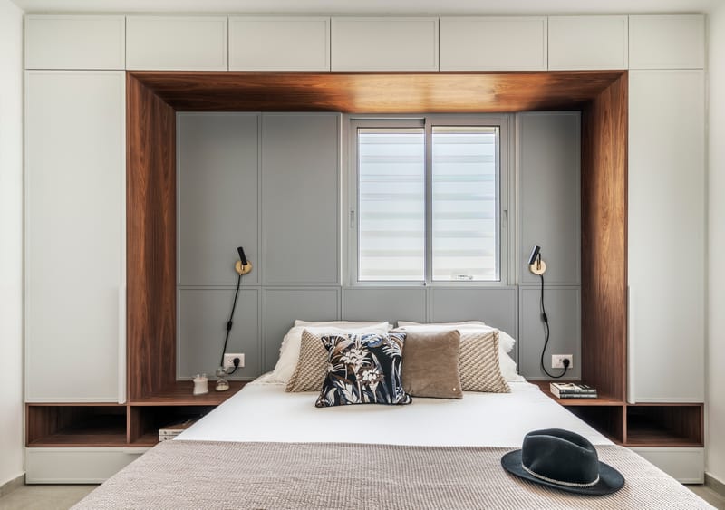 חדר שינה ים יחידות איחסון סביב המיטה