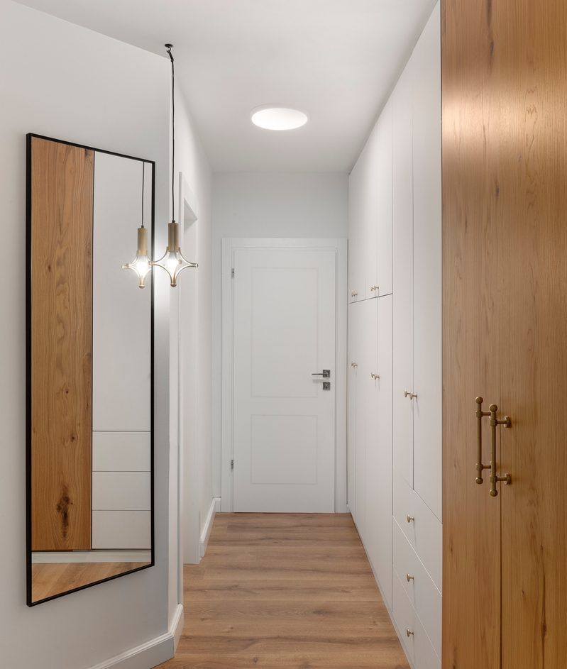 מסדרון עם ארונות אחסנה