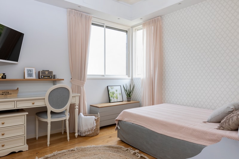 חדר שינה בת עם טקסטיל ורוד בהיר