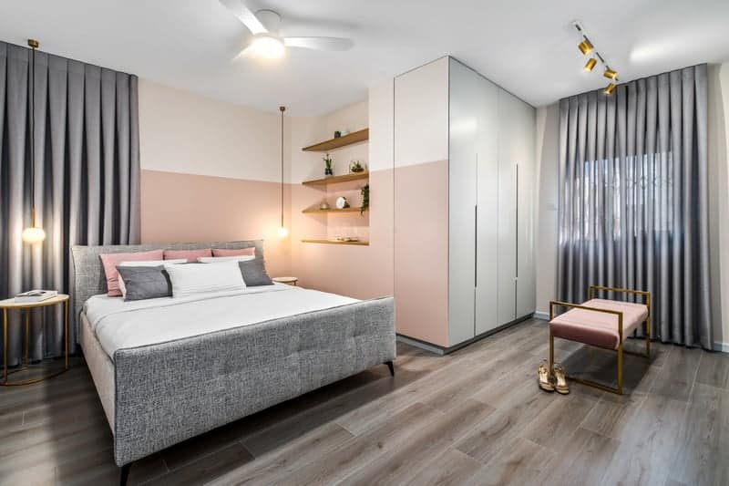 חדר שינה עם אקססוריד ורודים