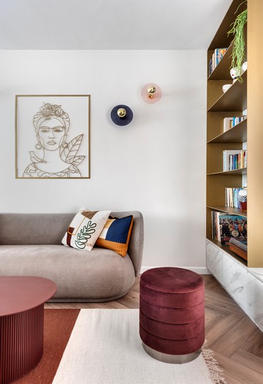 אליס, מאחורייך: בית בהשראת ארץ הפלאות