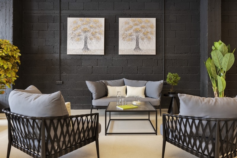 כורסאות לישיבה בחוץ