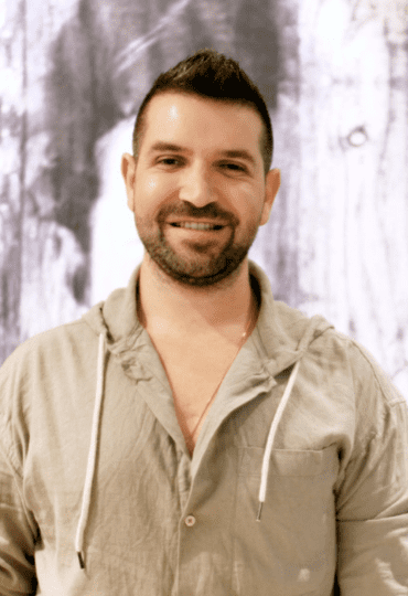 כשהעץ הוא חלק מעיצוב הבית – שיחה עם המעצב ליעד יוסף באולם התצוגה של זדקה