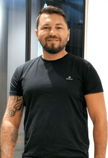 כשהעץ הוא חלק מעיצוב הבית – שיחה עם המעצב דניאל מיכאלי באולם התצוגה של זדקה