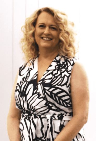 כשהעץ הוא חלק מעיצוב הבית – שיחה עם המעצבת נדין כהן באולם התצוגה של זדקה