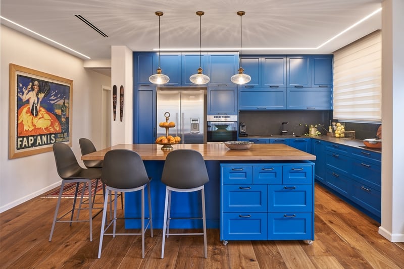 אי גדול עם משטח עץ