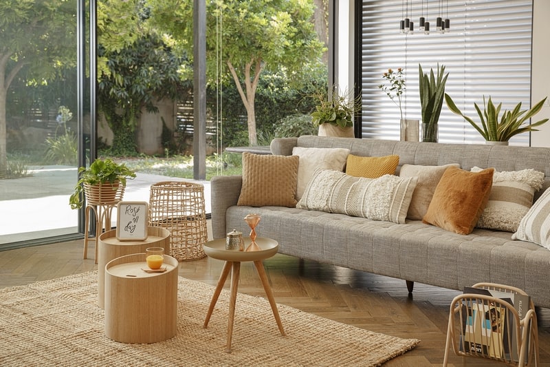 ספה בסלון מודרני