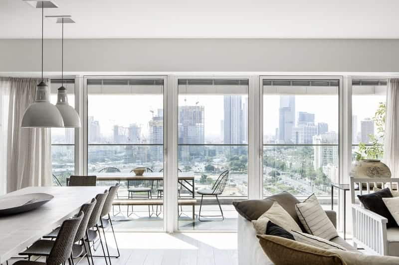 סלון ומטבח עם חלונות גדולים