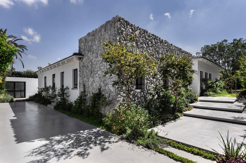 הבית מבחוץ מחופה אבן מקומית