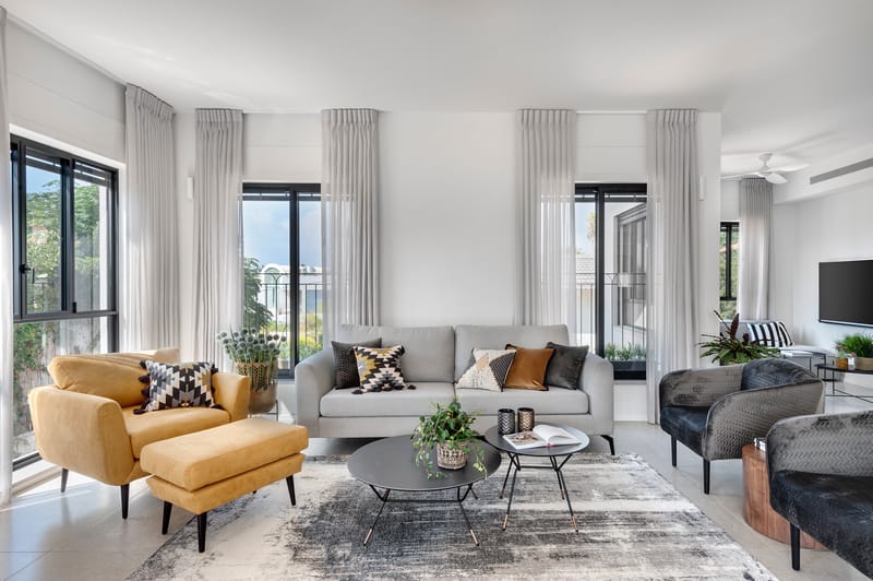 סלון עם וילנות לבנים