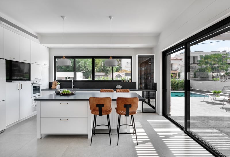 מטבח שחור לבן