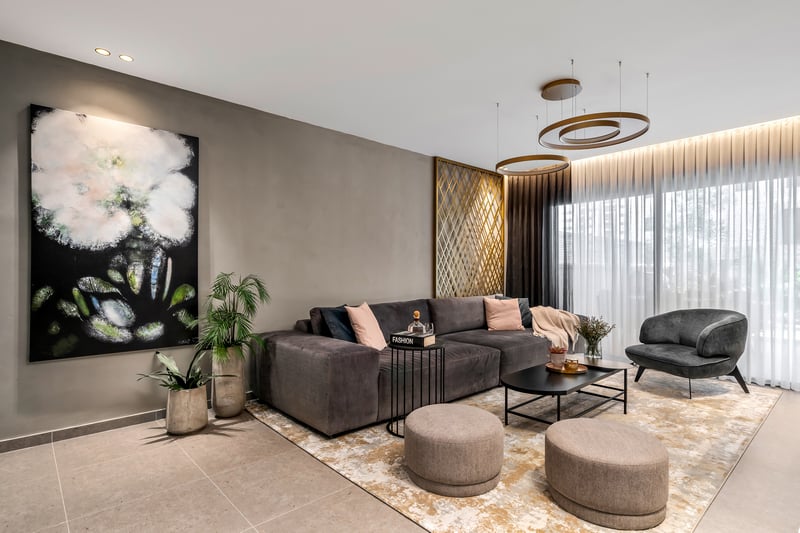 משרביה על קיר בסלון