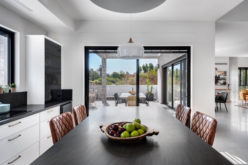 מטבח שחור לבן