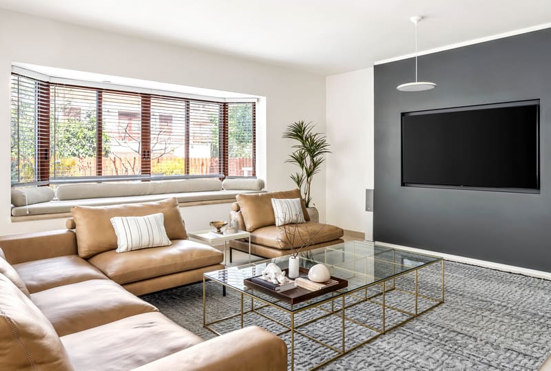 סלון עם קיר כוח אפור