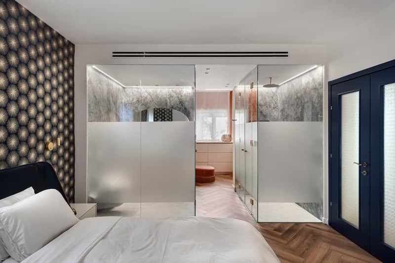 מאסטר בד רום עם קירות זכוכית