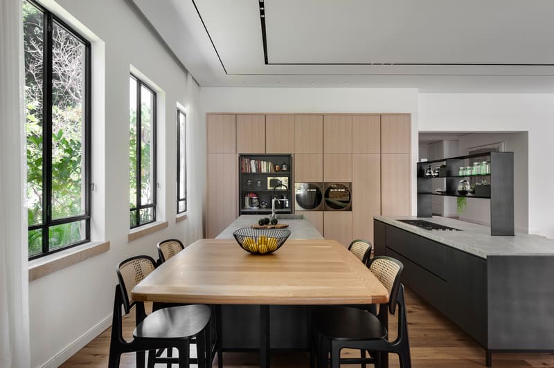 מטבח עם גוונים מתכתיים