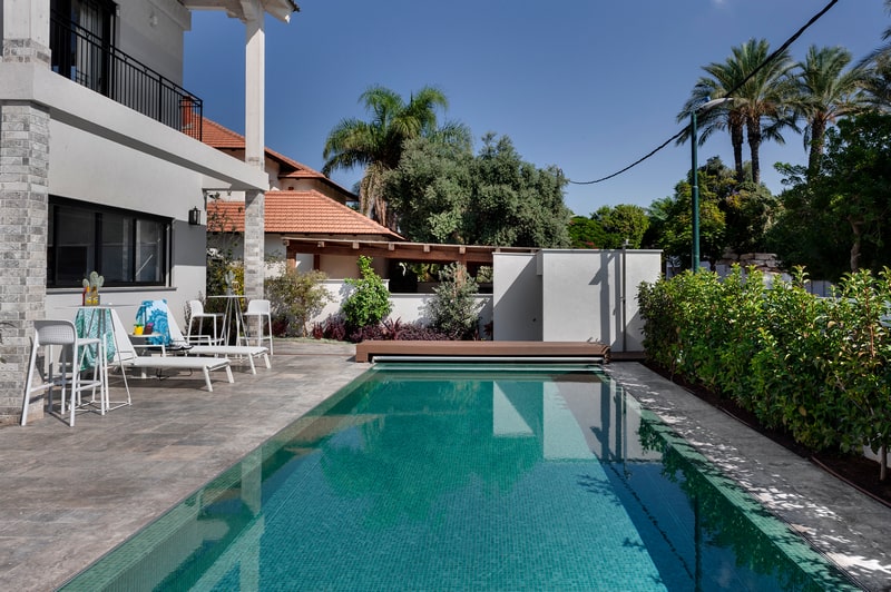 חצר עם בריכה