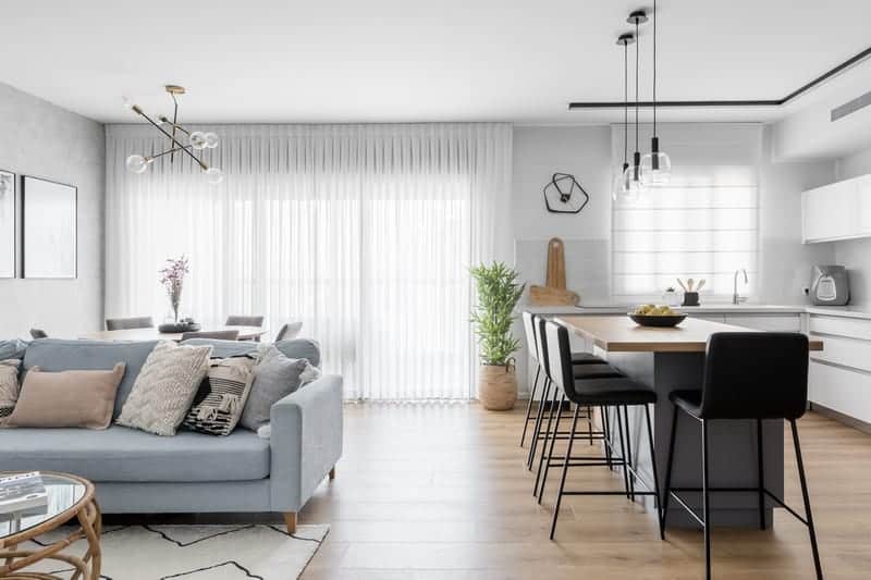 מטבח וסלון בדירה מוארת