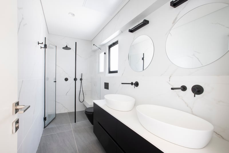 חדר רחצה בשחור לבן