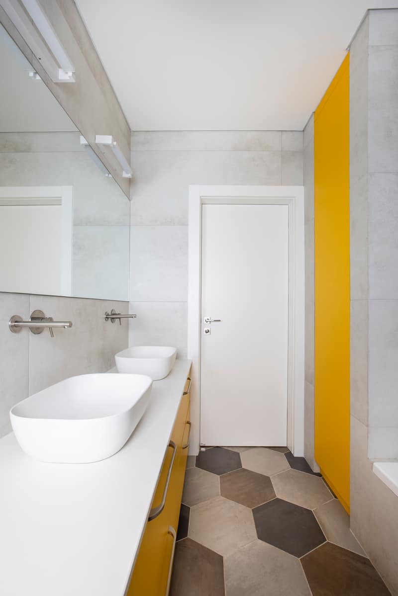 חדר רחצה צבעוני ועליז