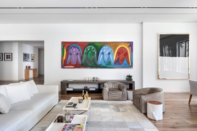 סלון עם תמונה צבעונית של קדישמן