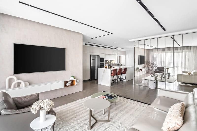 סלון מואר עם תאורה שקועה