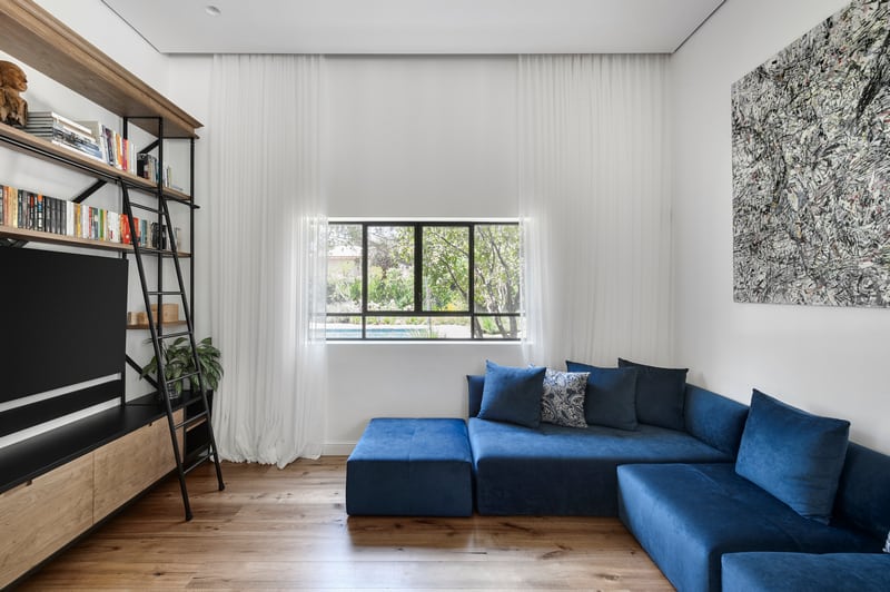 פינת משפחה עם ספה כחולה