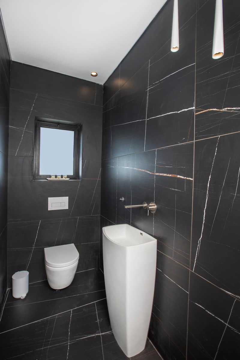 חדר שרותים שחור עם גידים לבנים