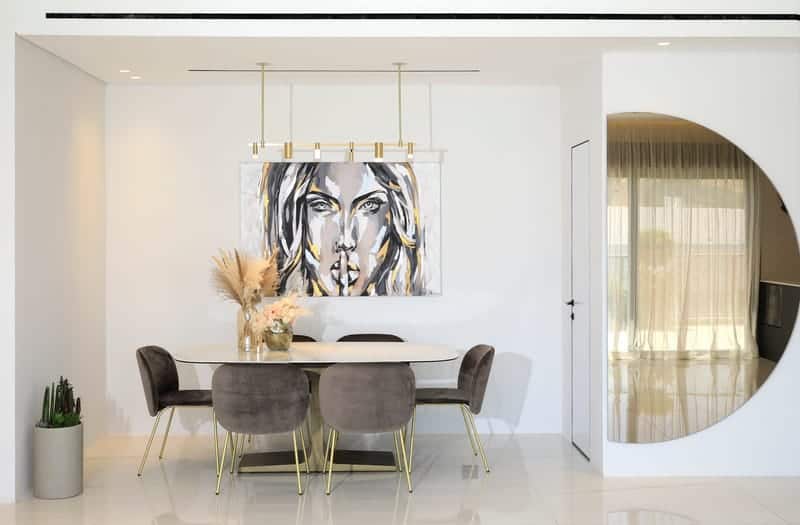 פינת אוכל עגולה עם מראה חצי עגולה