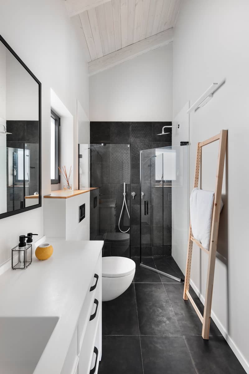 חדר אמבטיה שחור לבן