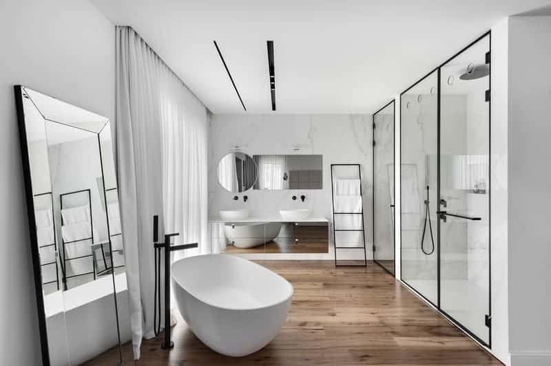 מראה גדולה בחדר אמבטיה