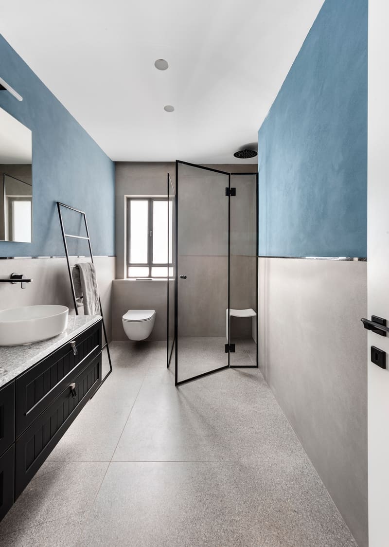 חדר רחצה כחול