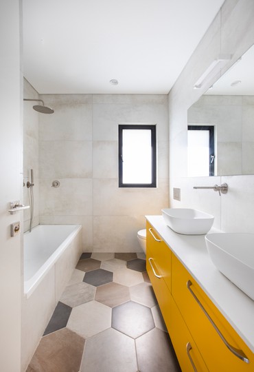 כל אחד והאמבטיה שלו – בית שנותן כבוד לחללים הרטובים