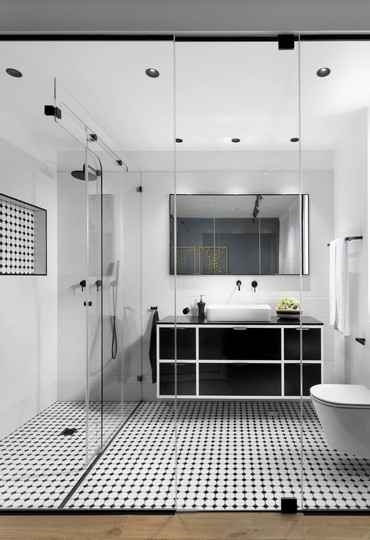 יש לכם אומץ? אמבטיה שקופה באמצע החדר