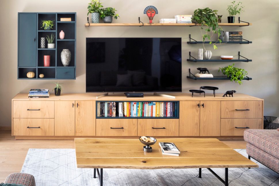 שידת טלויזיה עם כוורת ומדפים