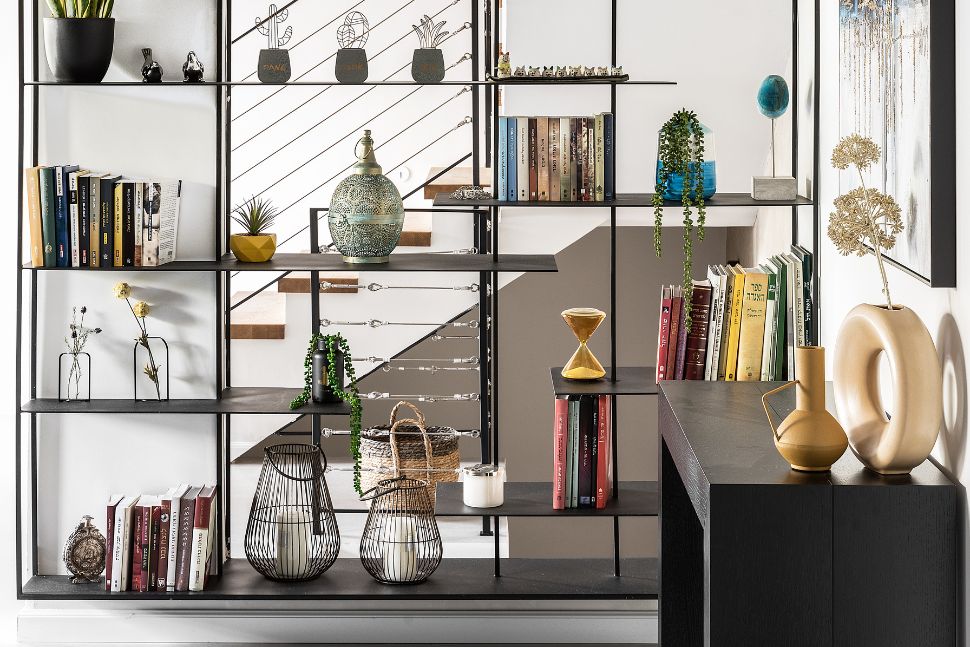 ספריית ברזל שחורה ודקה