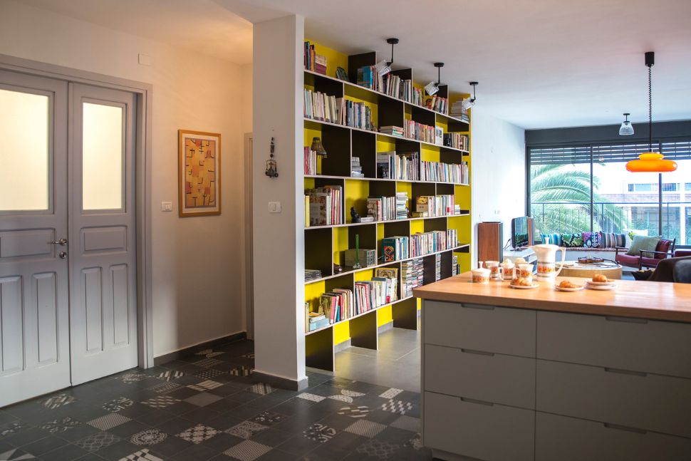 ספריה בבית משמשת כקיר