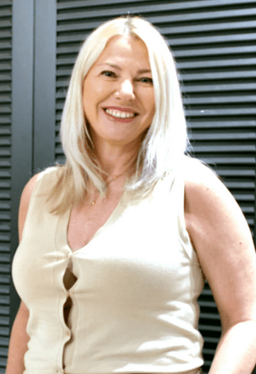 כשהעץ הוא חלק מעיצוב הבית – שיחה עם המעצבת ענבל ברקוביץ' באולם התצוגה של זדקה