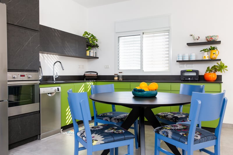 מטבח ירוק וכיסאות כחולים
