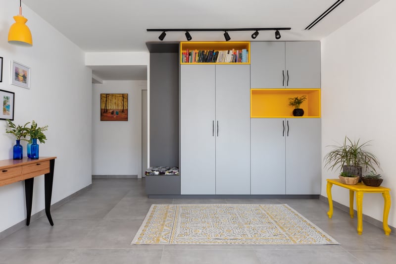 ארון אחסון במבואה בצהוב