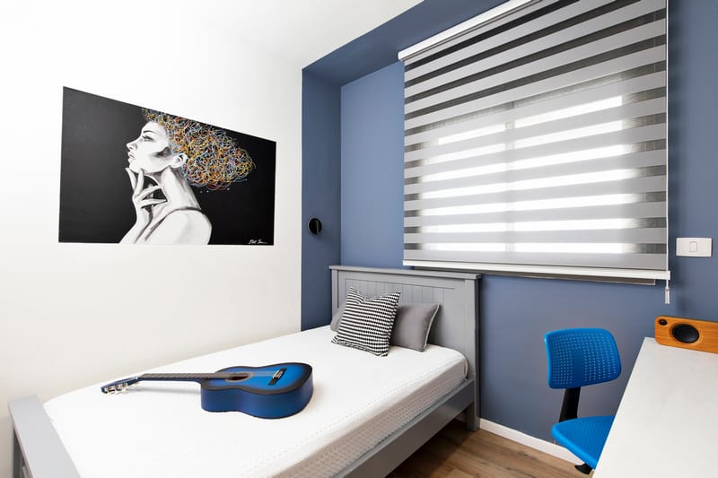 חדר נוער עם גיטרה כחולה חדר נוער עם גיטרה כחולה