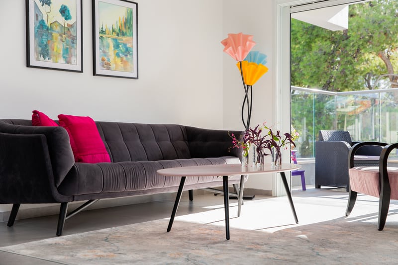 סלון אפור עם כריות בצבע פוקסיה