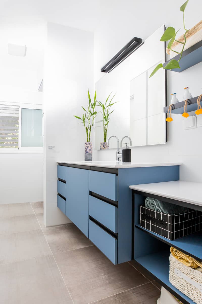 חדר רחצה עם ארון כחול