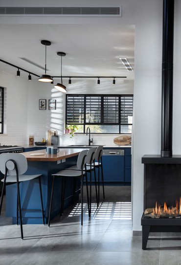 בין הפונקציונלי למעוצב: בית מודרני עם הרבה מקומות אחסון