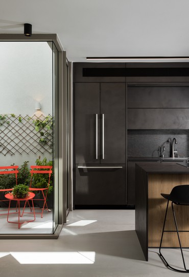 זה לא הגיל: בית ישן בעיצוב דרמטי מרענן