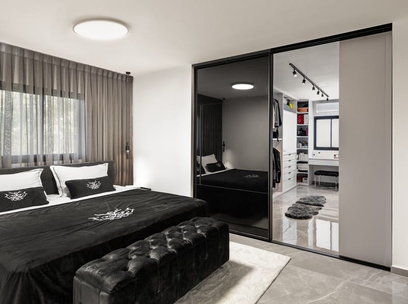 ארון קיר שחור