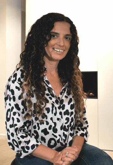 כשהעץ הוא חלק מעיצוב הבית – שיחה עם המעצבת ספיר כהן ליטיצ'בסקי באולם התצוגה של זדקה