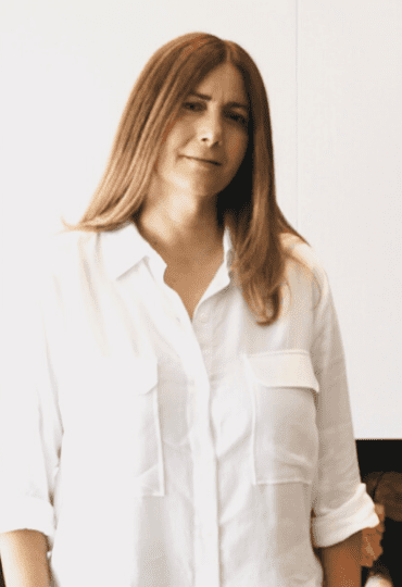 כשהעץ הוא חלק מעיצוב הבית – שיחה עם המעצבת רחלי בן אבי באולם התצוגה של זדקה