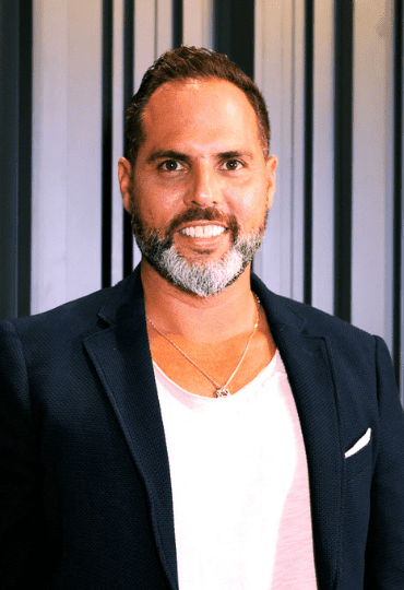 כשהעץ הוא חלק מעיצוב הבית – שיחה עם המעצב טל אלימלך באולם התצוגה של זדקה